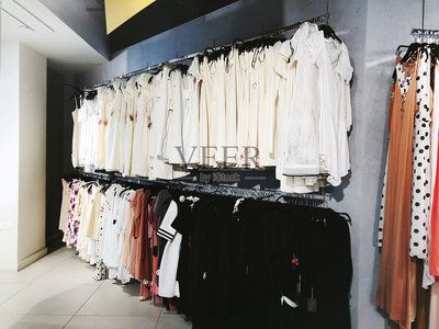 2018年1月12日,以色列里尚勒錫安百貨公司服裝店內照片攝影