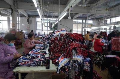 服裝加工產業(yè)大戶帶領鄉(xiāng)親共同致富