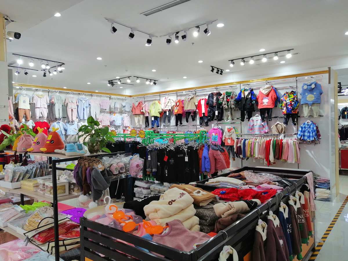 女性選擇時尚服裝零售商店在城市購物中心, 銷售理念照片-.